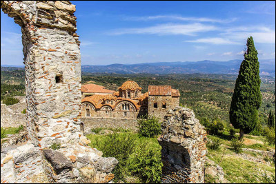 Si je te dis qu'elle est particulièrement vénérée à Sparte, tu me dis...