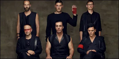 Complétez : 
"Čto nas det, more hranit..."