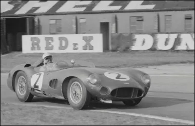 Quelle est cette voiture qui dispute en 1962 ses dernières courses ?