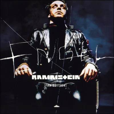 Complétez : 
"Sie leben hinterm..."