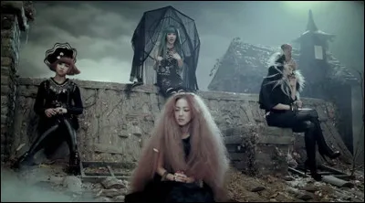 Qui a versé de vraies larmes dans le clip de la chanson "It Hurt" ?