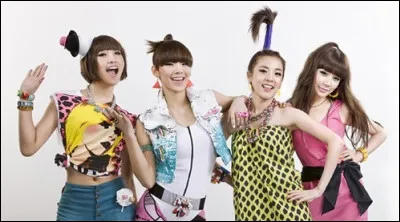 Le groupe a commencé sa carrière en sortant la chanson "Lollipop" en collaboration avec un autre groupe. Lequel ?