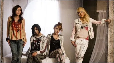 Qui fut la première à avoir quitté le groupe ?