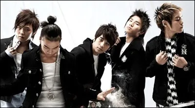 Quel est le titre de la première chanson où ils chantent tous les cinq ?