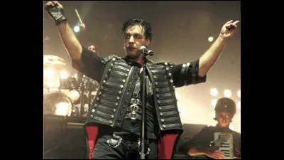 Complétez : 
"Gräbt sich Dinge durch die..."