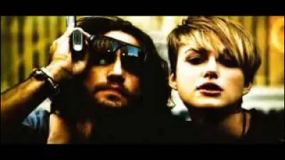 Complétez : 
"Im Scheinwerferlicht ihr junges Lächeln..."