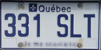 Que voit-on le plus souvent inscrit, au bas des plaques de la "Belle Province" ?