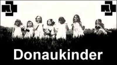 Complétez : 
"Niemand weiß, was hier..."