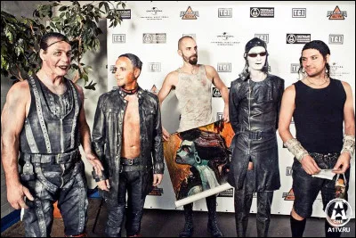 Complétez : 
"Ich möchte Fort umarmen und seine Schmerz auf dich..."