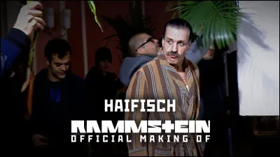 Complétez : 
"Dann halten wir..."