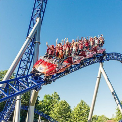 Il y a un roller-coaster qui s'appelle ''Blue Fire". Quand on est dans ce manège, on passe tout à coup de 0 à 100 km/h en 2,5 secondes.
