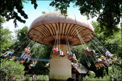 Il y a une attraction "chaises volantes".