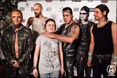 Complétez : 
"Wo er herkommt ist mir..."