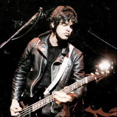 Quel groupe de new wave britannique, mené par le bassiste français Jean-Jacques Burnel, a connu le succès avec "Always the Sun" en 1986 ?