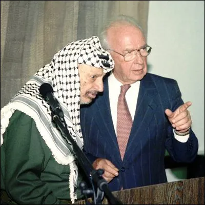 Quel président des États-Unis est lié aussi bien à un accord israélo-palestinien quà une affaire de murs à la Maison-Blanche ?