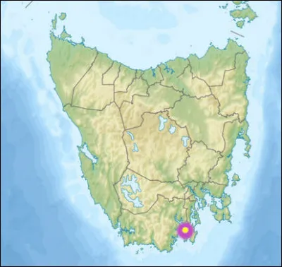 La baie de l'Aventure fut "découverte" en 1773 par Tobias Furneaux et elle est nommée d'après son vaisseau le "HMS Adventure". Mais sur quelle île se trouve-t-elle ?