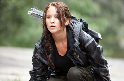 Quel membre du Capitole est la premier à rendre visite à Katniss dans les premiers chapitres ?