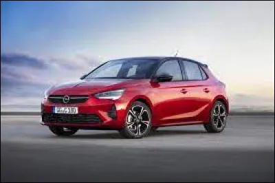 La voiture sur la photo est-elle une Opel Astra ?