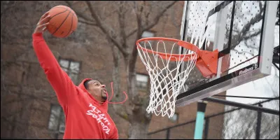 Si je marque un panier en double-pas puis un trois points, combien de points ai-je marqués ?