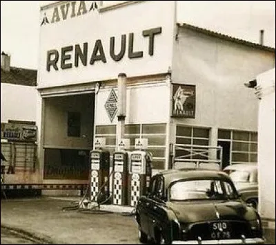Quelle est cette auto devant le garage Renault dans les années 60 ?