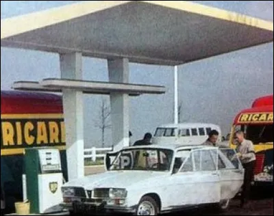 Quelle est cette auto qui fait le plein entre deux étapes à cette station BP ?