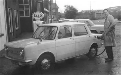 Pour finir quelle est cette voiture qui fait le plein dans les années 50 à cette station service ?