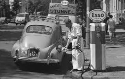 Quelle est cette auto française à la station service dans les années 50 ?