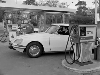 Quelle est cette auto à la station service dans les années 60 ?