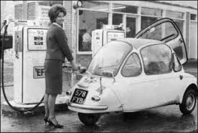Quelle est cette voiturette qui fait un petit plein à la fin des années 50 ?
