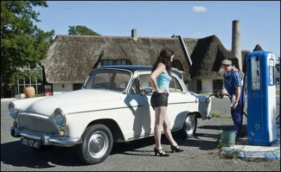 Quelle est cette auto qui fait le plein dans les années 60 ?