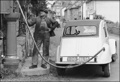 Quelle est cette auto qui fait le plein sur une pompe manuelle ?