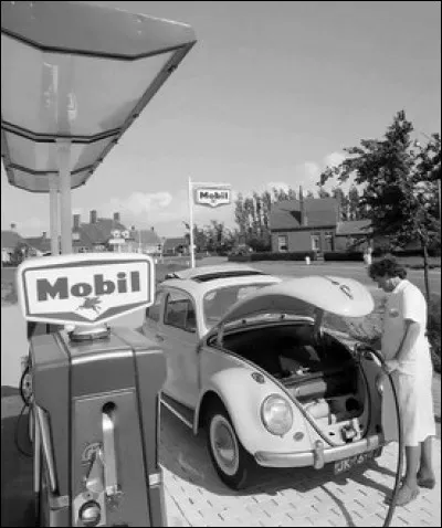 Quelle est cette auto qui fait le plein dans les années 60 ?