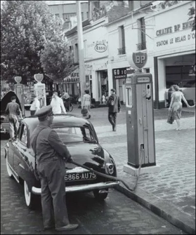 Quelle est cette auto qui fait le plein dans les années 50 ?