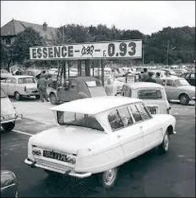 Quelle est cette auto au 1er plan qui va faire le plein dans les années 70 ?