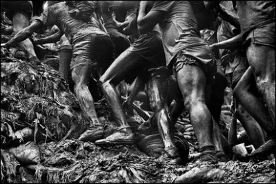 Qui est ce photographe explorant les bas-fonds de ce monde ?