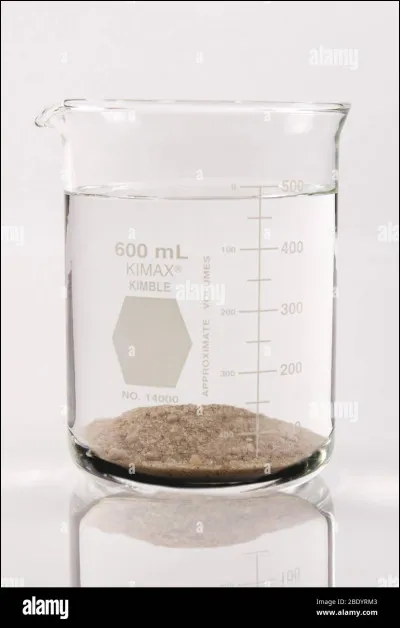 Leau et le sable forment un mélange :