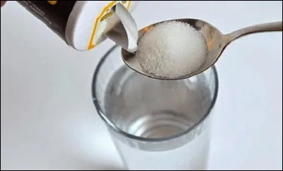 Lorsque lon mélange de leau et du sel, le sel est :