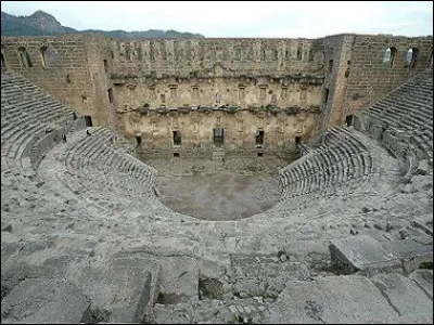 Theatron est un mot...