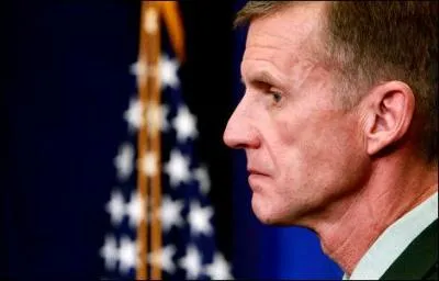 Le gnral McChrystal a t limog pour son humour dplac. Laquelle de ses phrases a-t-il prononce ?