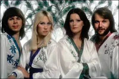 Cette année-là, Abba sort son premier succès, il s'agit de la chanson :