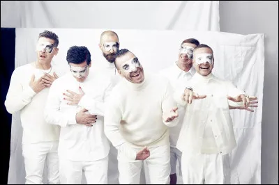 Complétez : 
"Feiner Schweiß tropft auf das..."