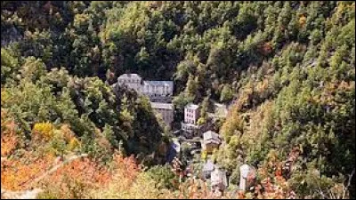 Petit village Audois de 71 habitants, dans le Pays de Sault, Escouloubre se situe dans l'ancienne région ...
