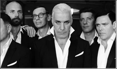 Complétez : 
"Wir werfen Schatten ohne..."