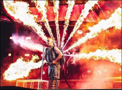 Complétez : 
"Ein heisser..."