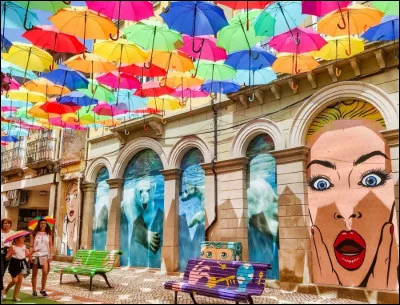 Dans quelle ville du sud de l'Europe peut-on voir ce spectacle de parapluies colorés ? (Indice : sa capitale est Lisbonne).