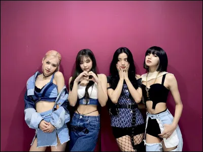 Dans quelle musique Jisoo commence-t-elle en disant deux fois "Blackpink in your area" ?