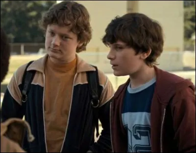 Bon maintenant, passons à des questions sur Mike et son entourage. Comment se prénomment ces deux garçons ?