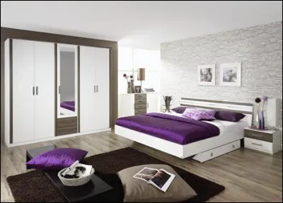 Est-ce que ta chambre est bien rangée, là tout de suite ?