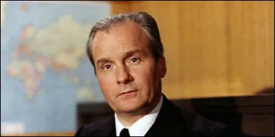 Dans quel film est-il Tavel, agent de la DST, adjoint au directeur Berthon (Philippe Noiret) ?