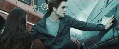 Comment Edward arrive à repousser la voiture qui a failli percuter Bella dans le "Chapitre 1" ?